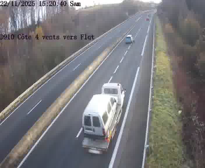 Webcam sur la D910 située dans la Côte des 4 vents. Vue orientée vers le haut de la côte, vers Faulquemont