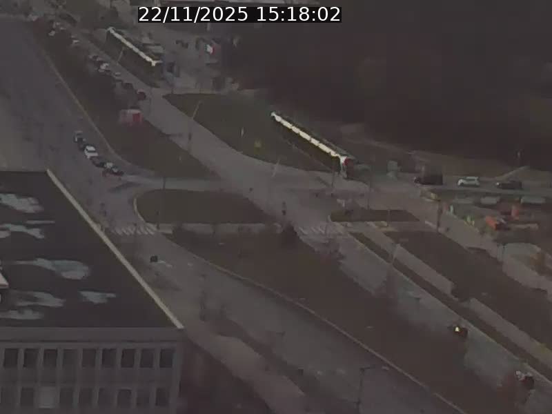 Webcam sur l'avenue John Fitzgerald Kennedy (N51) avec vue sur le Pont rouge (Pont Grande Duchesse Charlotte), l'arrêt Pfaffenthal et l'entrée du quartier Kirchberg