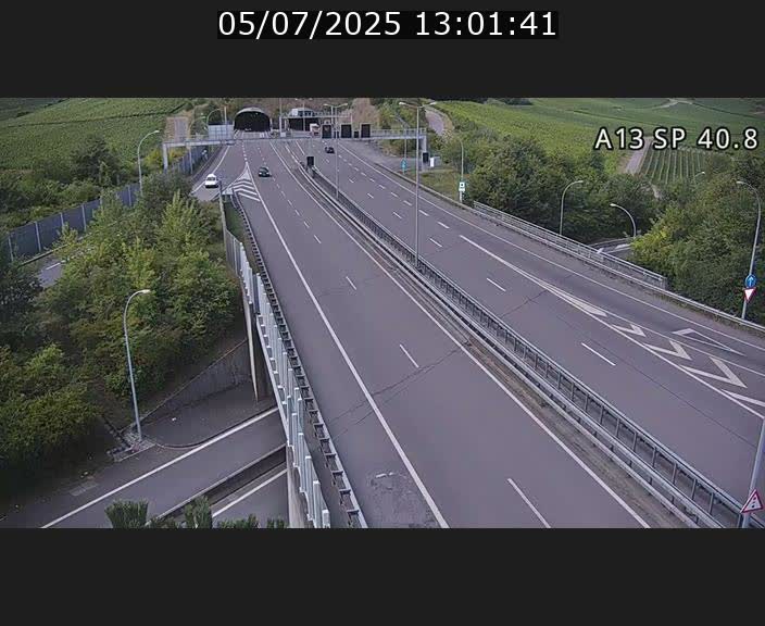 Webcam avec vue sur l'entrée côté allemand du tunnel Markusbierg à Schengen. Vue orientée vers le tunnel et Bettembourg