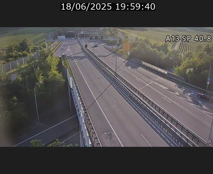 Webcam avec vue sur l'entrée côté allemand du tunnel Markusbierg à Schengen. Vue orientée vers le tunnel et Bettembourg