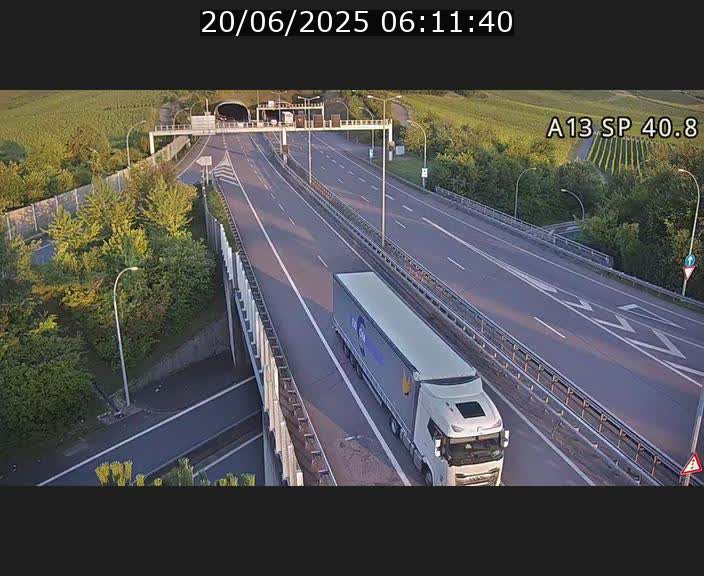 Webcam avec vue sur l'entrée côté allemand du tunnel Markusbierg à Schengen. Vue orientée vers le tunnel et Bettembourg
