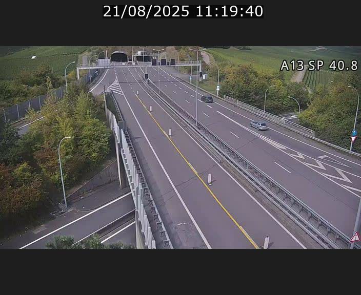 Webcam avec vue sur l'entrée côté allemand du tunnel Markusbierg à Schengen. Vue orientée vers le tunnel et Bettembourg