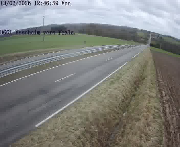 Caméra routière située sur D661 (France) à Vescheim, orientée vers Phalsbourg, surveillant en continu la circulation locale et régionale.