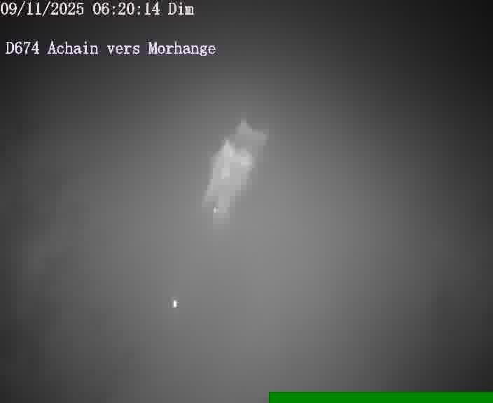 Caméra de trafic sur D674 (France) à Achain, orientée vers Morhange, permettant d’évaluer fluidité, incidents et densité automobile.