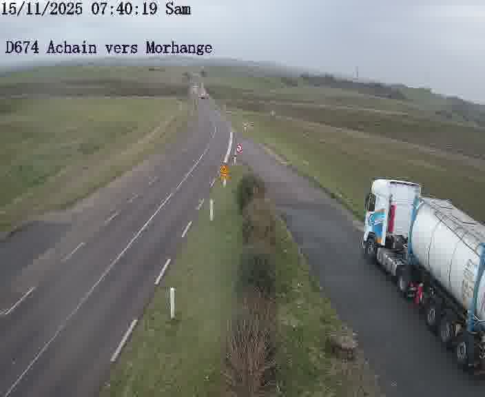 Caméra de trafic sur D674 (France) à Achain, orientée vers Morhange, permettant d’évaluer fluidité, incidents et densité automobile.