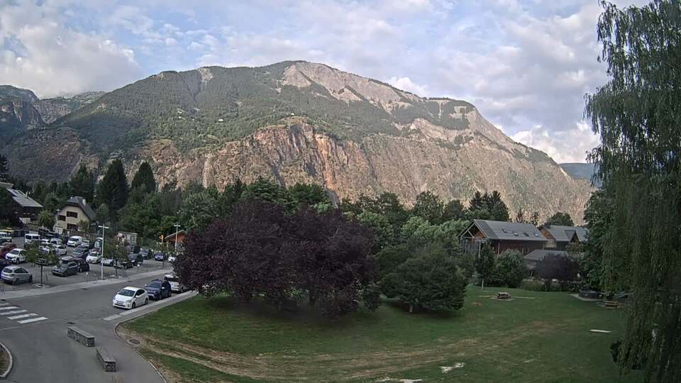 Webcam au niveau de la mairie du village du Bourg d'Oisans, aux pieds de l'Alpe d'Huez et aux portes du parc des Écrins