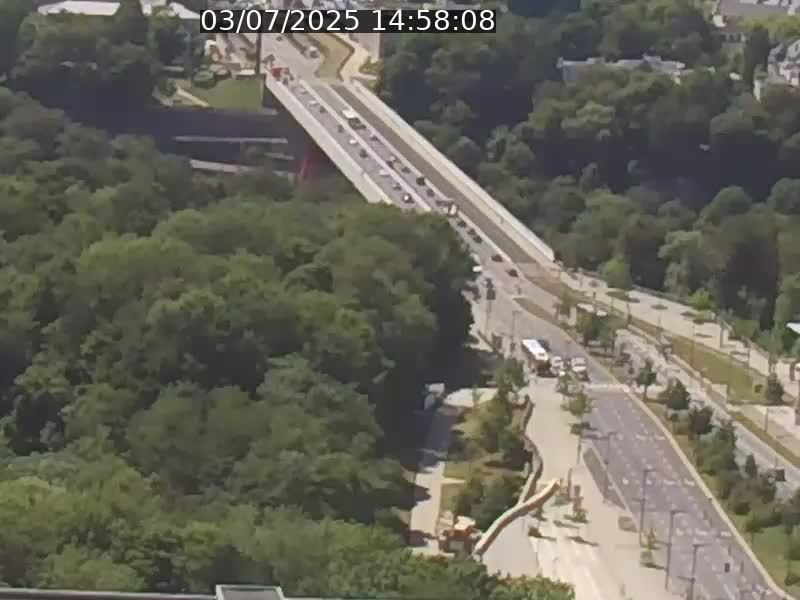 Webcam sur l'avenue John Fitzgerald Kennedy (N51) avec vue sur le Pont rouge (Pont Grande Duchesse Charlotte), l'arrêt Pfaffenthal et l'entrée du quartier Kirchberg