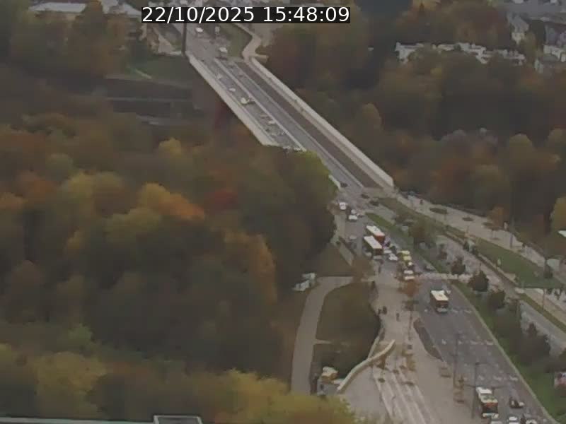 Webcam sur l'avenue John Fitzgerald Kennedy (N51) avec vue sur le Pont rouge (Pont Grande Duchesse Charlotte), l'arrêt Pfaffenthal et l'entrée du quartier Kirchberg