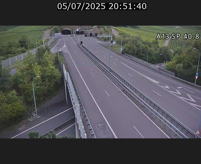 Webcam avec vue sur l'entrée côté allemand du tunnel Markusbierg à Schengen. Vue orientée vers le tunnel et Bettembourg