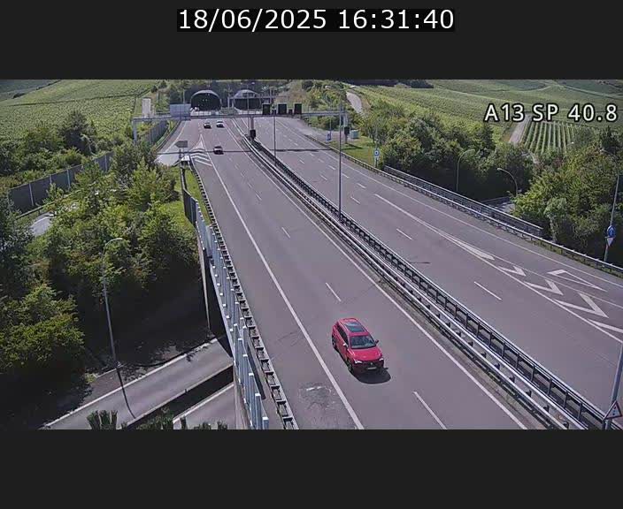Webcam avec vue sur l'entrée côté allemand du tunnel Markusbierg à Schengen. Vue orientée vers le tunnel et Bettembourg