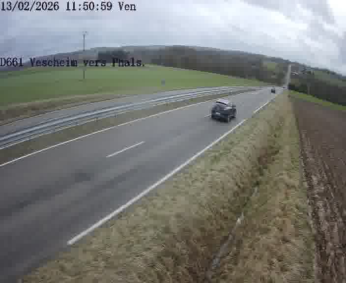 Caméra routière située sur D661 (France) à Vescheim, orientée vers Phalsbourg, surveillant en continu la circulation locale et régionale.