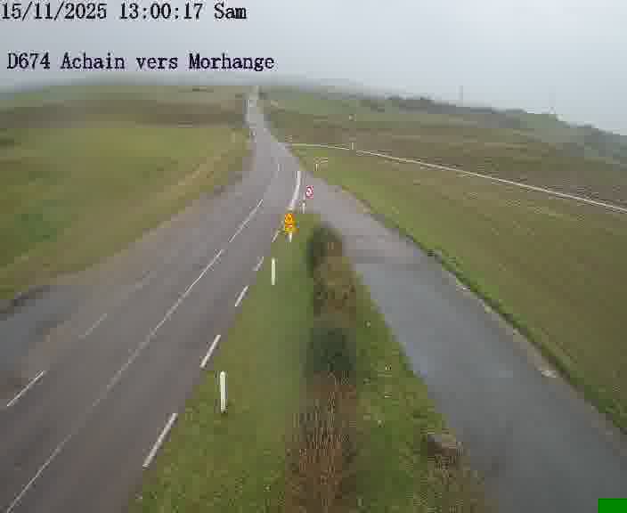 Caméra de trafic sur D674 (France) à Achain, orientée vers Morhange, permettant d’évaluer fluidité, incidents et densité automobile.