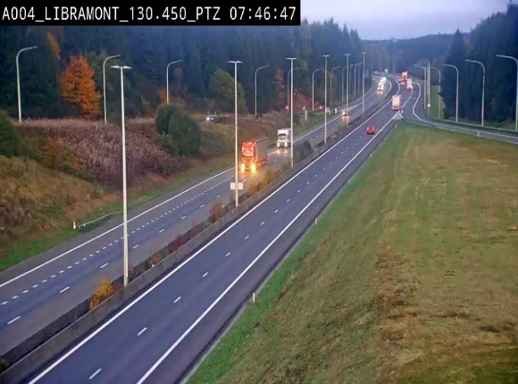 Webcam E411 à hauteur de la sortie 25 de Libramont menant vers Bouillon, Sedan et Reims via la N89. Vue orientée vers Bruxelles