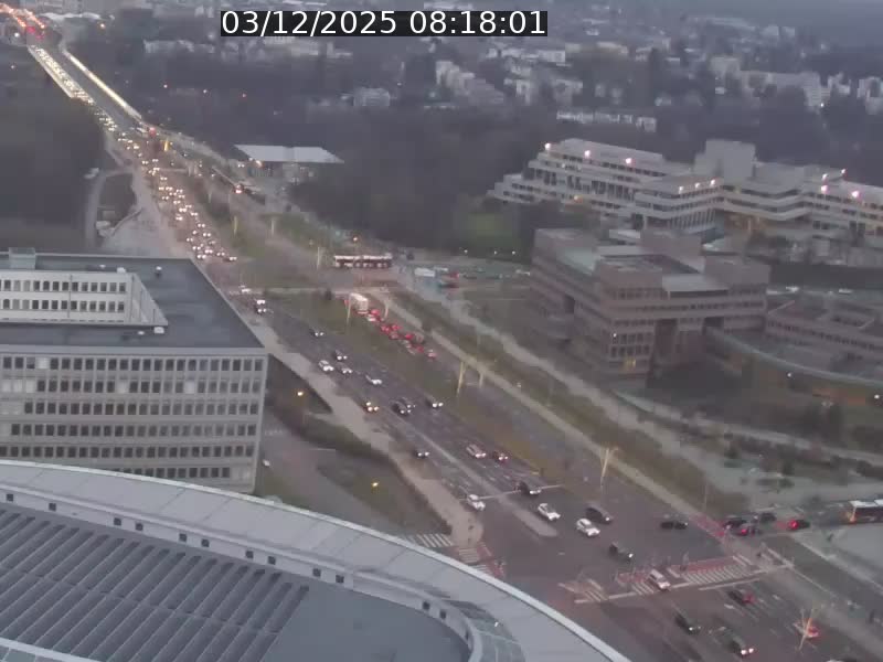 Webcam sur l'avenue John Fitzgerald Kennedy (N51) avec vue sur le Pont rouge (Pont Grande Duchesse Charlotte), l'arrêt Pfaffenthal et l'entrée du quartier Kirchberg