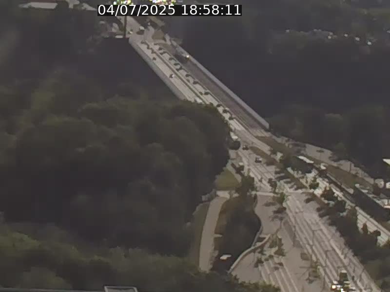 Webcam sur l'avenue John Fitzgerald Kennedy (N51) avec vue sur le Pont rouge (Pont Grande Duchesse Charlotte), l'arrêt Pfaffenthal et l'entrée du quartier Kirchberg