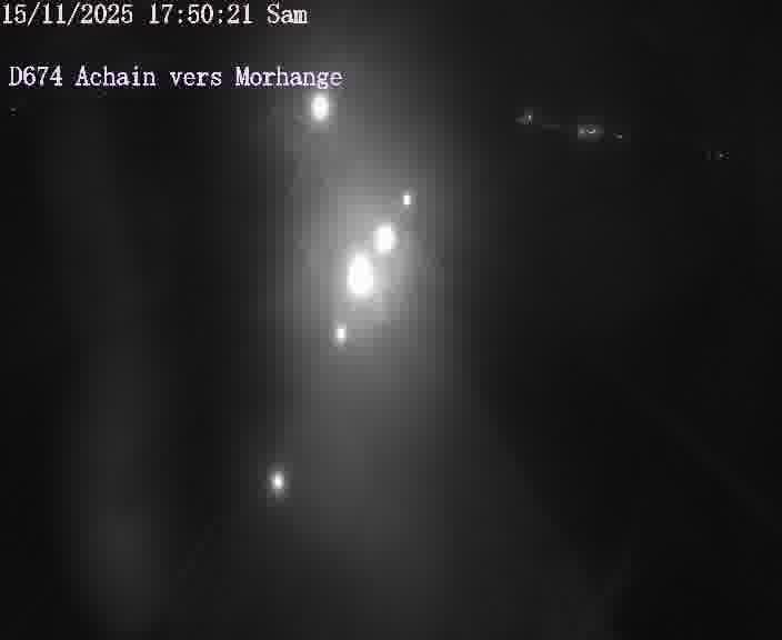 Caméra de trafic sur D674 (France) à Achain, orientée vers Morhange, permettant d’évaluer fluidité, incidents et densité automobile.