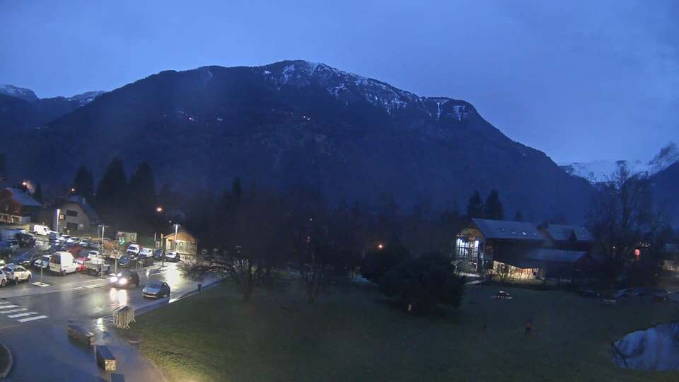 Webcam au niveau de la mairie du village du Bourg d'Oisans, aux pieds de l'Alpe d'Huez et aux portes du parc des Écrins