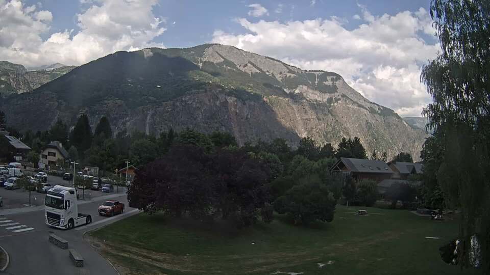 Webcam au niveau de la mairie du village du Bourg d'Oisans, aux pieds de l'Alpe d'Huez et aux portes du parc des Écrins