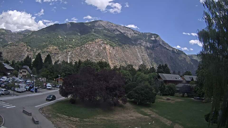 Webcam au niveau de la mairie du village du Bourg d'Oisans, aux pieds de l'Alpe d'Huez et aux portes du parc des Écrins