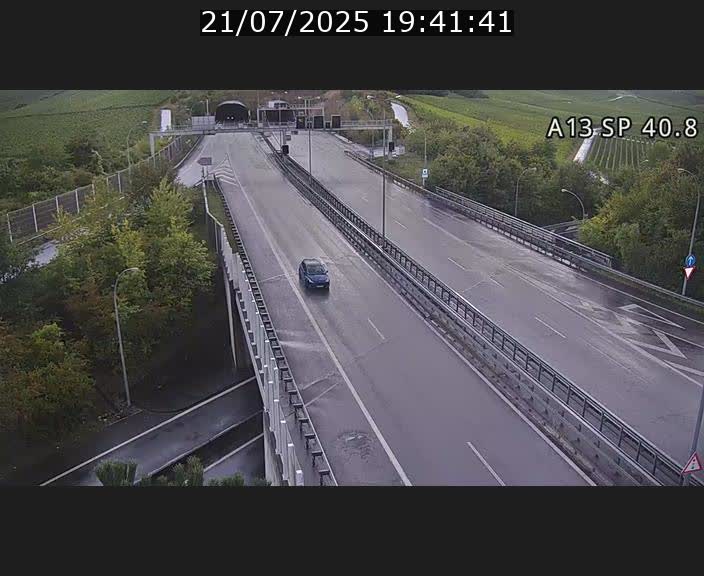 Webcam avec vue sur l'entrée côté allemand du tunnel Markusbierg à Schengen. Vue orientée vers le tunnel et Bettembourg