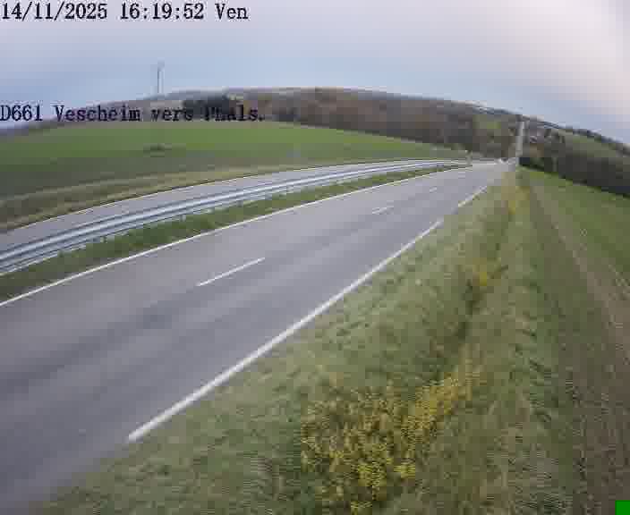 Caméra routière située sur D661 (France) à Vescheim, orientée vers Phalsbourg, surveillant en continu la circulation locale et régionale.