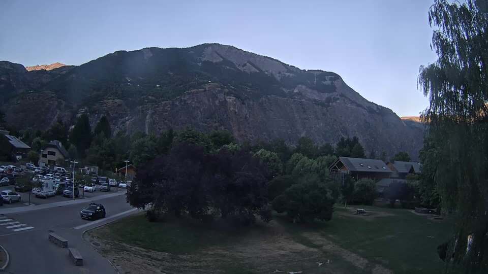Webcam au niveau de la mairie du village du Bourg d'Oisans, aux pieds de l'Alpe d'Huez et aux portes du parc des Écrins
