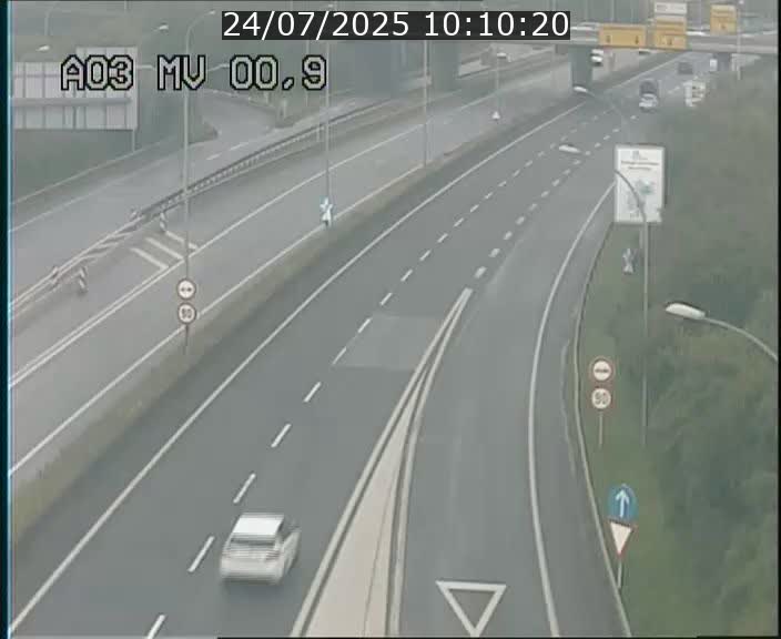 Traffic live webcam Luxembourg Croix de Gasperich - A3 - BK 0.4 - direction Luxembourg