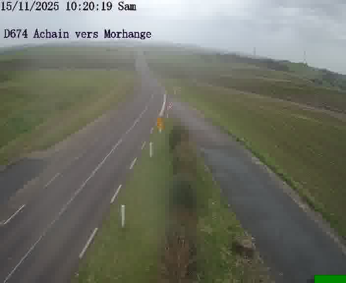 Caméra de trafic sur D674 (France) à Achain, orientée vers Morhange, permettant d’évaluer fluidité, incidents et densité automobile.