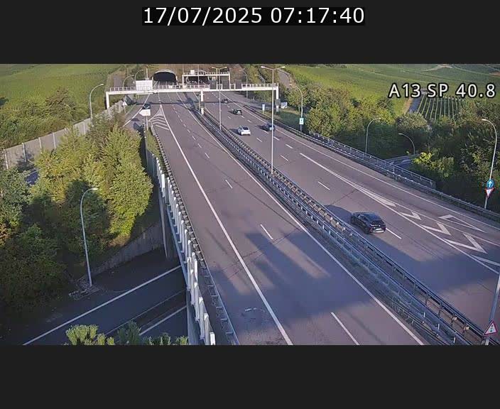 Webcam avec vue sur l'entrée côté allemand du tunnel Markusbierg à Schengen. Vue orientée vers le tunnel et Bettembourg