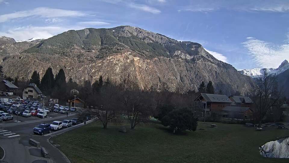Webcam au niveau de la mairie du village du Bourg d'Oisans, aux pieds de l'Alpe d'Huez et aux portes du parc des Écrins