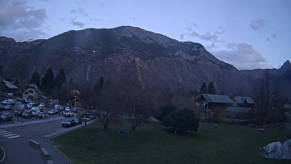 Webcam au niveau de la mairie du village du Bourg d'Oisans, aux pieds de l'Alpe d'Huez et aux portes du parc des Écrins