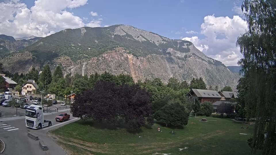 Webcam au niveau de la mairie du village du Bourg d'Oisans, aux pieds de l'Alpe d'Huez et aux portes du parc des Écrins