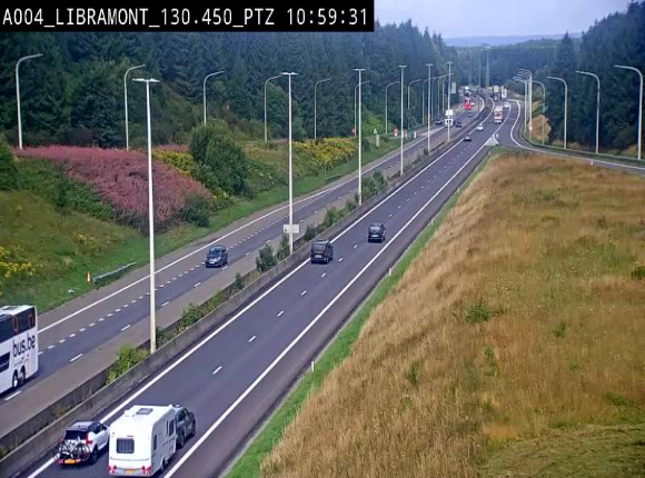 Webcam E411 à hauteur de la sortie 25 de Libramont menant vers Bouillon, Sedan et Reims via la N89. Vue orientée vers Bruxelles