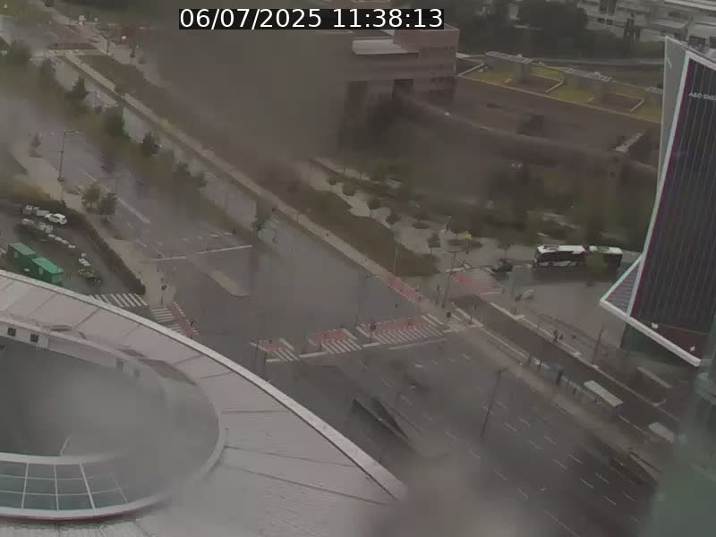 Webcam sur l'avenue John Fitzgerald Kennedy (N51) avec vue sur le Pont rouge (Pont Grande Duchesse Charlotte), l'arrêt Pfaffenthal et l'entrée du quartier Kirchberg