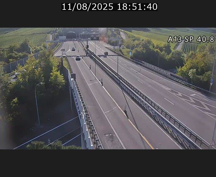 Webcam avec vue sur l'entrée côté allemand du tunnel Markusbierg à Schengen. Vue orientée vers le tunnel et Bettembourg