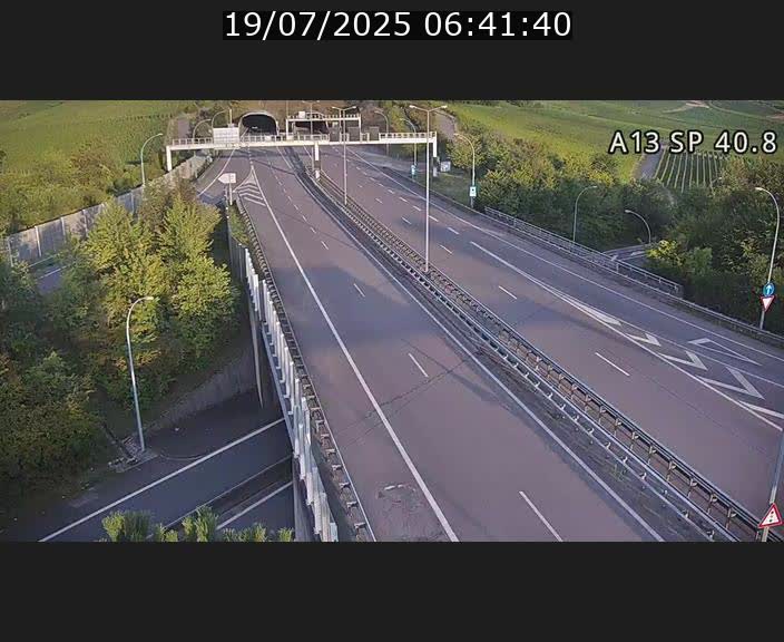 Webcam avec vue sur l'entrée côté allemand du tunnel Markusbierg à Schengen. Vue orientée vers le tunnel et Bettembourg