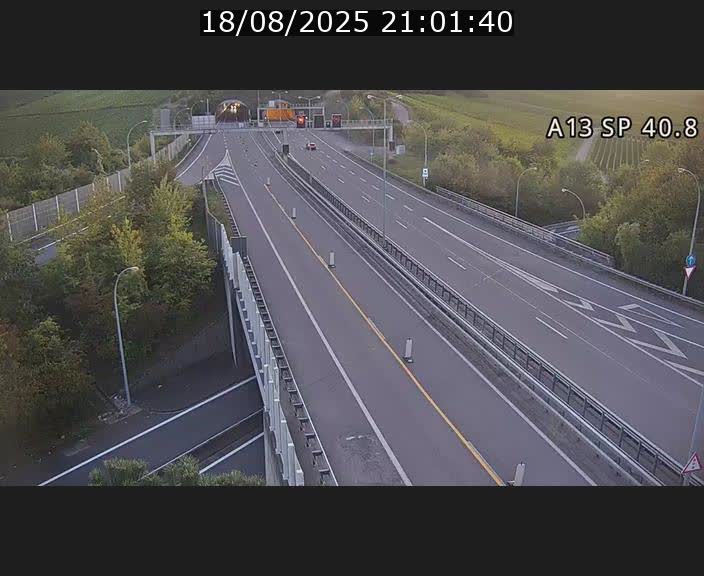 Webcam avec vue sur l'entrée côté allemand du tunnel Markusbierg à Schengen. Vue orientée vers le tunnel et Bettembourg