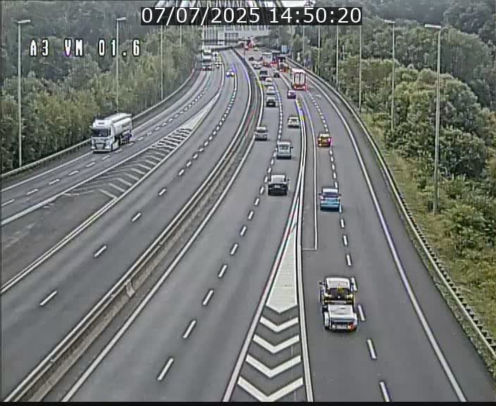 Traffic live webcam Luxembourg - Croix de Gasperich - A3 - BK 1.6 - direction France/Aire de Berchem