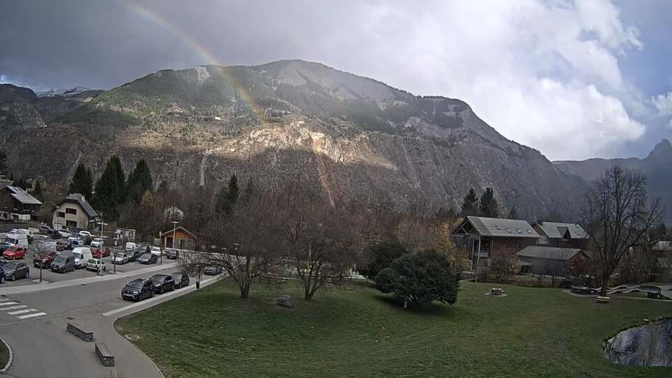 Webcam au niveau de la mairie du village du Bourg d'Oisans, aux pieds de l'Alpe d'Huez et aux portes du parc des Écrins