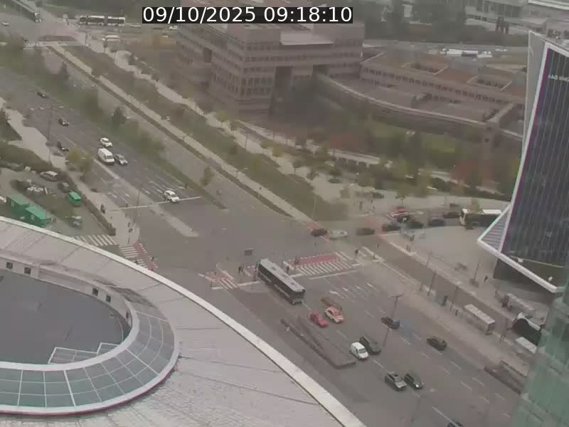 Webcam sur l'avenue John Fitzgerald Kennedy (N51) avec vue sur le Pont rouge (Pont Grande Duchesse Charlotte), l'arrêt Pfaffenthal et l'entrée du quartier Kirchberg