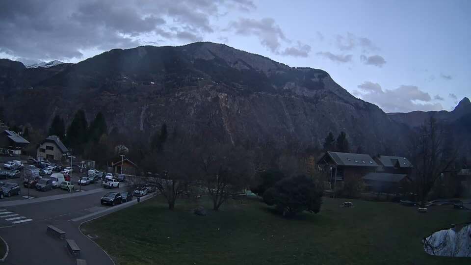 Webcam au niveau de la mairie du village du Bourg d'Oisans, aux pieds de l'Alpe d'Huez et aux portes du parc des Écrins