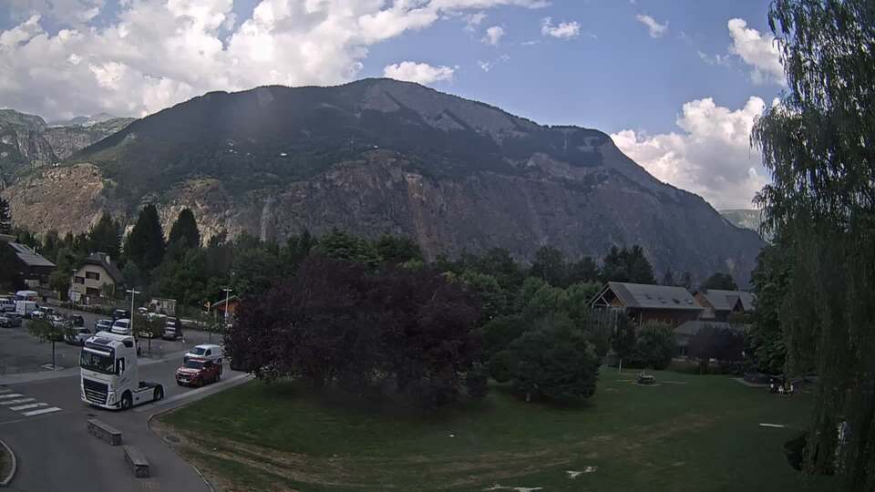 Webcam au niveau de la mairie du village du Bourg d'Oisans, aux pieds de l'Alpe d'Huez et aux portes du parc des Écrins