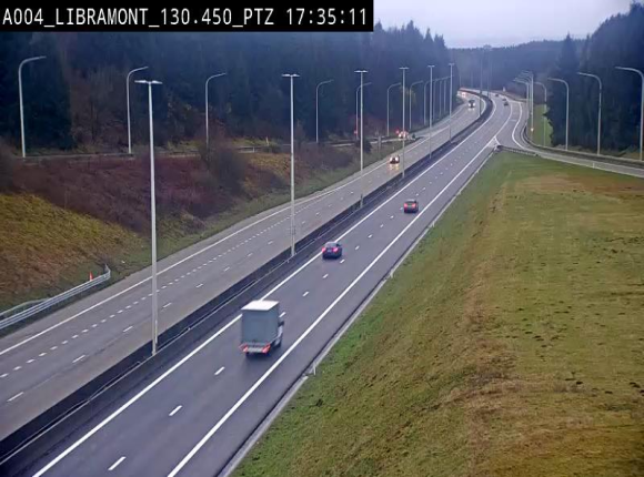 Webcam E411 à hauteur de la sortie 25 de Libramont menant vers Bouillon, Sedan et Reims via la N89. Vue orientée vers Bruxelles