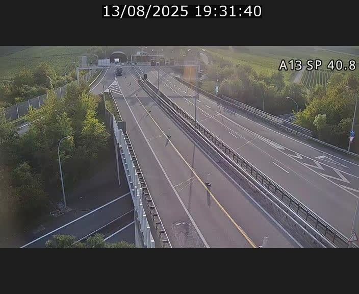 Webcam avec vue sur l'entrée côté allemand du tunnel Markusbierg à Schengen. Vue orientée vers le tunnel et Bettembourg