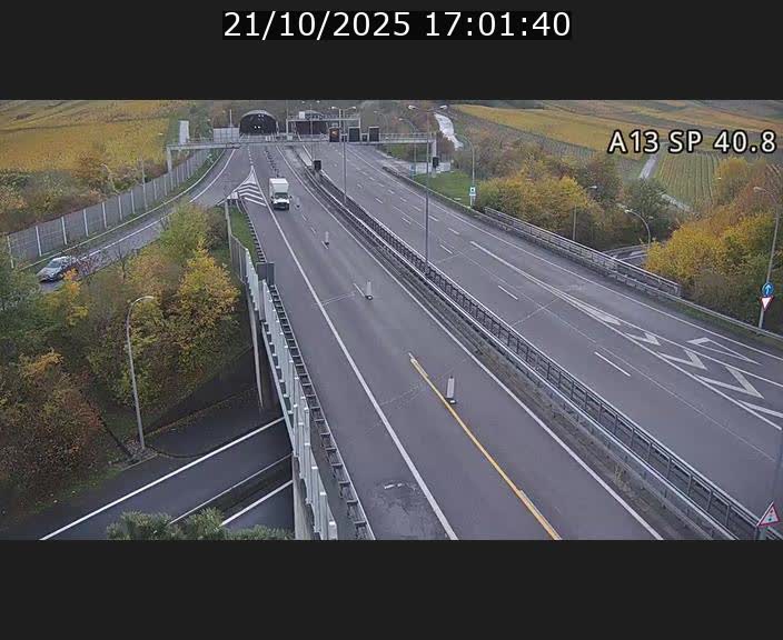 Webcam avec vue sur l'entrée côté allemand du tunnel Markusbierg à Schengen. Vue orientée vers le tunnel et Bettembourg