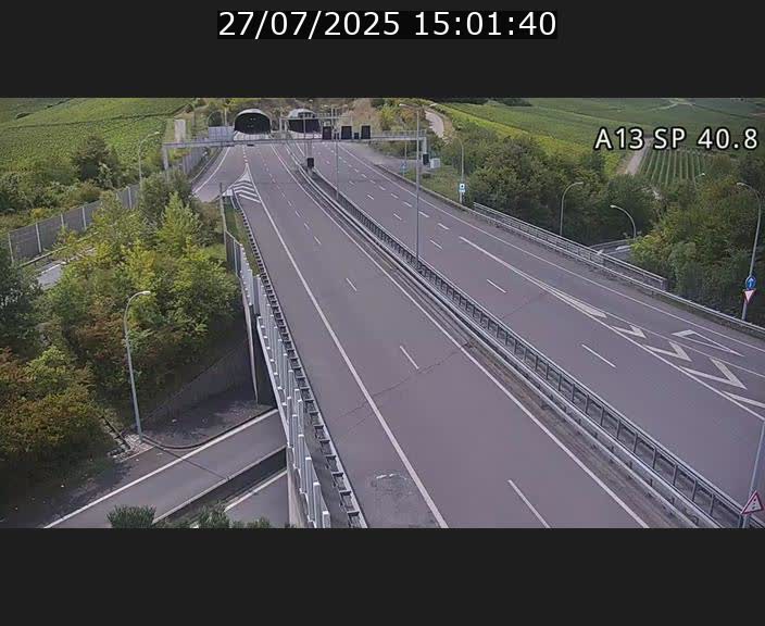 Webcam avec vue sur l'entrée côté allemand du tunnel Markusbierg à Schengen. Vue orientée vers le tunnel et Bettembourg
