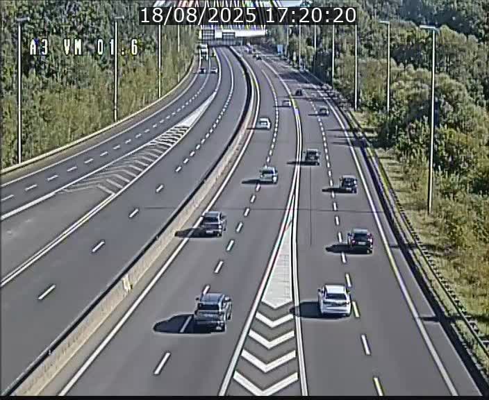 Traffic live webcam Luxembourg - Croix de Gasperich - A3 - BK 1.6 - direction France/Aire de Berchem