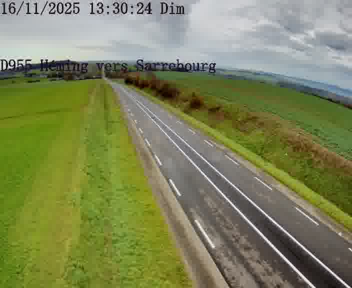 Caméra routière située sur D955 (France) à Heming, orientée vers Sarrebourg, surveillant en continu la circulation locale et régionale.