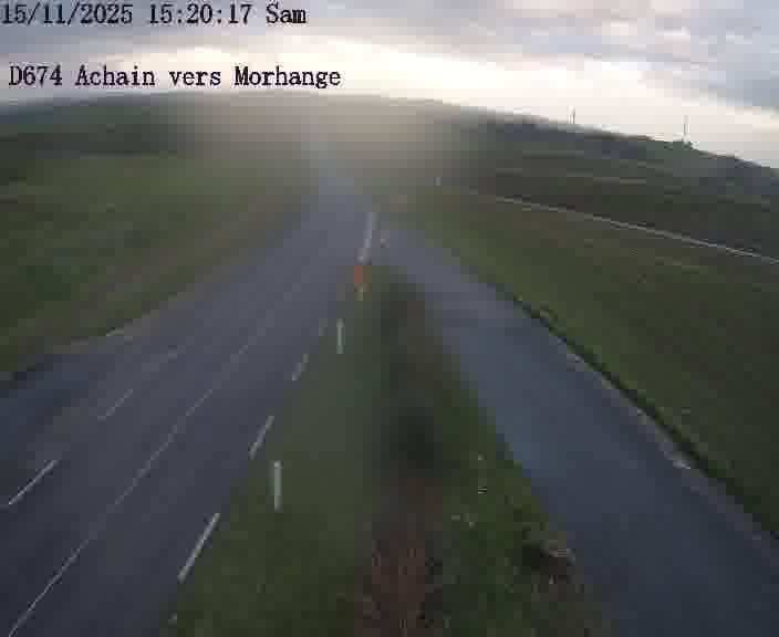 Caméra de trafic sur D674 (France) à Achain, orientée vers Morhange, permettant d’évaluer fluidité, incidents et densité automobile.