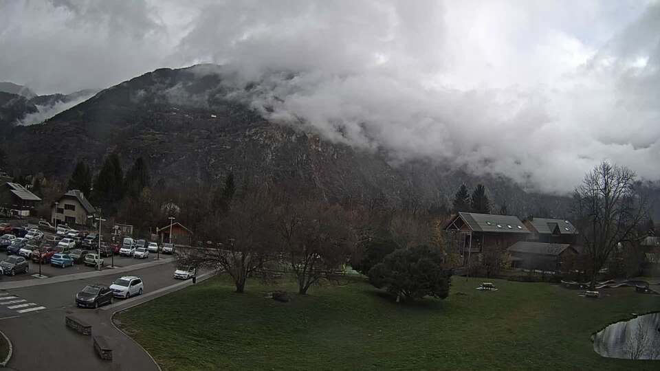 Webcam au niveau de la mairie du village du Bourg d'Oisans, aux pieds de l'Alpe d'Huez et aux portes du parc des Écrins